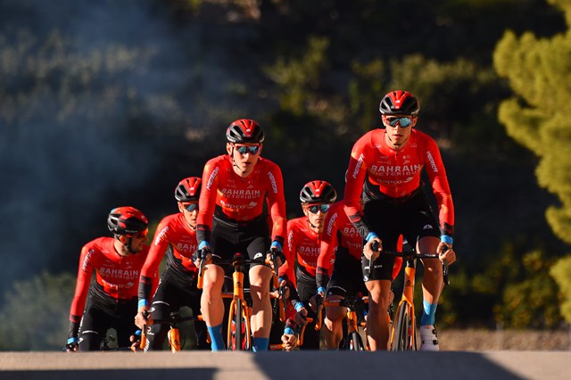 Uno de los grandes dilemas de la comunidad ciclista, especialmente de aquellos cicloturistas que no disponen todavía de un entrenador para ciclismo, llega a la hora de determinar el volumen del entrenamiento. Las dudas se apoderan de la cabeza de muchos ciclistas que sin rumbo más allá de los típicos comentarios de grupeta, empiezan a pensar, erróneamente, que si entrenan más rendirán mejor. Es aquí cuando llega uno de los grandes errores en el entrenamiento del ciclista. Incrementar alocadamente el volumen del entrenamiento, menospreciando también en muchas ocasiones, la intensidad. Si eres de los que tiene dudas al respecto, empieza a preguntarse si estará entrenando demasiado o si crees que tus sesiones de entrenamiento encima de la bicicleta se quedan algo cortas, lo que viene a continuación te interesa. Un repaso rápido a algunos de los principios básicos del entrenamiento ciclista, sin menospreciar evidentemente, el enorme y necesario trabajo que pueda hacer un entrenador personal de ciclismo. La importancia de la periodificación y de la planificación mediante objetivos resulta clave a la hora de mejorar el rendimiento de un deportista. Volumen semanal para ciclistas. ¿Cuantos días tengo que entrenar? Todos sabemos que la semana tiene 7 días. Partiendo de la base que pocos son los afortunados que tienen la disponibilidad para entrenar los siete días, toca analizar hasta qué punto entrenar cada día sirve para alguna cosa. En primer lugar, no debemos olvidarnos de que, al entrenamiento de ciclismo, o de cualquier otro deporte hay que sumarle como variables fundamentales el descanso y la dieta. Sin descanso no hay progreso y si no dejamos que nuestro cuerpo se tome periodos de necesario respiro más pronto que tarde, entraremos en una fatiga crónica y permanente que puede desencadenar en el temido sobreentrenamiento. No solo el descanso invernal que tenemos durante dos temporadas es necesario. Más allá de lo que en el argot ciclista se conoce como parón, es importante pautar unas sesiones de descanso total y absoluto que combinadas con sesiones de recuperación activa permitan al organismo regenerar tejidos musculares, recuperar el estado de homeostasis y asimilar la carga de entrenamiento.En este sentido me gustaría destacar especialmente una frase. “No somos lo que entrenamos, sino lo que asimilamos”. “No somos lo que entrenamos, sino lo que asimilamos” Con esto me refiero a que entrenar 7 días a la semana no será siempre mejor que entrenar 6, ni entrenar 5 tiene porque se mejor que entrenar 4. El volumen es importante, pero en ningún caso es el único factor determinante. El propio Egan Bernal llego a acusar precisamente el fenómeno del sobreentrenamiento y es que la excesiva dureza de sus entrenamiento se presumió como uno de los motivos de su bajo rendimiento en el pasado Tour de Francia. Se especuló con que Bernal llegó pasado de rosca a la ronda gala. Lo cierto es que el tema daría para hablar largo y tendido. Pero simplificando mucho los conceptos y tratando de ir al grano vamos a poner el ejemplo de un ciclista aficionado que este entrenando para preparar una marcha cicloturista Con este objetivo, y teniendo en cuenta que entre semana su disponibilidad es más que limitada, mi recomendación seria que entre semana priorizase la intensidad y el fin de semana el volumen. Además, pautaría un dia de descanso absoluto y al menos un dia de recuperación activa, con cadencia alta y no superior a la hora y media de duración. Siguiendo estas pautas básicas, de una planificación que no llega a ser ni estructurada, os aseguro que se puede mejorar y mucho. Época de la temporada El volumen y las horas de entrenamiento en el ciclismo también cambian y mucho en función del periodo de la temporada en el que nos encontremos. No tiene nada que ver la pretemporada, lo que se conoce como periodo de base, con la fase competitiva. Una vez tengamos claros los objetivos y una fecha para los mismos empezaremos a trabajar algo más la calidad y será a partir de ese momento dónde las horas de entrenamiento se verán algo mermadas. En invierno es cuando acumulamos más horas sobre la bicicleta. Buscamos construir una buena base aeróbica que nos permita posteriormente alargar lo máximo posible el pico de forma y construir una condición física óptima y en constante evolución. Empezar la casa por el tejado no acostumbra a traer buenos resultados, y evidentemente el ciclismo no es la excepción. Además, si eres de los que compite los fines de semana, ya sea en carretera o en MTB, es evidente que tu cuerpo necesitara algo de descanso para recuperar de esos esfuerzos. Motivo lógico por el que tendrás que pautar, solo o con la compañía de tu entrenador sesiones regenerativas. Al principio de la temporada, y todavía más para los recién iniciados, todo son alegrías. La mejora es evidente y palpable prácticamente a diario. Cuantas más series y más dureza, más mejoras, hasta que llega un punto en el que alcanzas el límite y te estancas. Para evitar precisamente esto, o tratar de retrasarlo lo máximo posible se planifica el entrenamiento del ciclista en base a uno de los conceptos más importantes de la preparación física. La supercompensación. Cuantas más series y más dureza, más mejoras, hasta que llega un punto en el que alcanzas el límite y te estancas Entrenamiento por objetivos Planifica tus cargas de entrenamiento en función de tus objetivos y realiza un trabajo incremental, tanto de volumen como de intensidad. De hacerlo precipitadamente es probable que termines con el motor “gripado” antes incluso de llegar al gran objetivo. Si por ejemplo te encuentras preparando alguna de las mejores vueltas por etapas de MTB y todavía te encuentras a 4 meses vista, no tiene ningún sentido que le des excesiva caña al cuerpo. Pequeños estímulos es cierto que te vendrán bien para mantener el organismo despierto, pero no te olvides de que el verdadero objetivo queda muy lejos y de que por mucho que tus compañeros de grupeta ya te estén sacando los ojos en cada subida, tu cabeza está en otro sitio. Si tienes más de un objetivo y estos difieren mucho en el tiempo puedes optar por planificar dos picos de forma. Algo que hacen prácticamente todos los ciclistas profesionales en compañía de sus equipos. Entrenar por objetivos también significa hacerlo por distancias, intensidades y zonas de entrenamiento. Si tu objetivo es correr un campeonato de ciclocross o seguir un calendario de XC no tiene mucho sentido que te pongas a entrenar horas y fondo como un loco. Tu principal objetivo será el trabajo a alta intensidad. Precisamente en este sentido la llegada de los potenciómetros ha supuesto toda una revolución en la preparación deportiva orientada al ciclismo. Los medidores de potencia están a primera orden del día y suponen un gran avance técnico respecto al entrenamiento por pulsaciones. Disciplina: carretera y MTB Precisamente como comentaba anteriormente conviene diferenciar entre las distintas modalidades del ciclismo. Aunque todo sea dar pedales la preparación específica de una persona que tiene orientados sus objetivos hacia el MTB no será la misma que la de otro competidor que tenga en mente la carretera. No solo la distancia, el desnivel o el tipo de esfuerzo serán ligeramente diferentes, sino que además es probable que una persona que practique MTB tenga que hacer también un buen trabajo de gimnasio. En este sentido aunque veamos a grandes ciclistas como Wout Van Aert, Mathieu Van der Poel o Tom Pidcock compaginar sin mucho problema todo tipo de especialidades, conviene recordar que más allá de estos súper hombres, el gran público debe priorizar el trabajo específico por objetivos. Además, más allá de la condición física puedes aprovechar para trabajar otros elementos como la técnica. Variable fundamental tanto para el uso recreativo como competitivo. Encontrar la técnica de bajada en bicicleta que te ayude a bajar mejor no es tan fácil como parece. Entrenar ciclismo para perder peso Otro tema bastante distinto será si tu objetivo principal de andar en bicicleta es perder peso. Los que practican ciclismo para adelgazar no están, en principio, centrados en encontrar una mejora significativa en el rendimiento. Su prioridad es perder peso y grasa corporal, por lo que el trabajo aerobico resultará fundamental. Además, muchas de estas personas empiezan a practicar ciclismo con un sobrepeso inicial importante por lo que el punto de partida ya será distinto al de una persona que provenga, por ejemplo, del mundo del running. Si quieres practicar ciclismo para adelgazar mi primera recomendación es que te lo tomes con calma. Es cierto que es un deporte muy agradecido en este sentido, ya que se encuentra entre uno de los deportes que más calorías queman, pero al mismo tiempo es peligroso y perfectamente capaz de generar un efecto rebote a medio plazo. Lo fundamental es que no pierdas la motivación y que no te obsesiones con recorrer más y más kilómetros. El progreso lleva tiempo y buscar atajos para perder peso más rápido no te llevará, a la larga, a ningún sitio. Aprende a escuchar tu cuerpo, no dejes de comer y evita un déficit calórico demasiado agresivo y prolongado en el cuerpo. Si tienes poco tiempo puedes aprovechar para realizar ejercicios tipo HIIT. Entrenamiento a alta intensidad que te ayuda a perder peso rápidamente. ¿Cuánto entrenan los ciclistas profesionales? Aunque pueda llegar a resultar curioso la cosa más absurda que puedes hacer es compararte con un ciclista profesional. Estos deportistas de élite juegan en otra liga. Están en otro mundo tanto a nivel de condición física como de capacidad para recuperar y asimilar esfuerzo a a alta intensidad. Cualquier atleta de alto rendimiento presenta unos parámetros fisiológicos superiores al resto de la población por lo que no tiene lógica que tratemos de compararnos con ellos. Ni somos iguales, ni buscamos serlo. Hace tiempo ya os relaté y me puse a analizar los kilómetros anunales que hace un ciclista profesional. La gran mayoría de ellos se acerca o sobrepasa los 30.000. Una brutalidad pero que cada vez es algo más controlada. Los propios profesionales, en compañía de los mejores preparadores físicos que trabajan en las estructuras World Tour, empiezan a priorizar cada vez más el entrenamiento de calidad frente al de cantidad. A su nivel, y a las puertas de una gran vuelta de 21 días tampoco conviene descuidar el fondo, pero diferentes estudios apuntan claramente a lo muy importante que resulta llegar fresco a los objetivos. No hace muchos años, algunos profesionales terminaban el año, entre competiciones y entrenamiento, con más de 40.000 kilómetros. Unos valores que ya se han identificado como absurdos e irrelevantes a nivel de conseguir una progresión física. También es cierto que ellos recorren gran parte de esos kilometros en competición, lo que les permite sumar muchos más kilometros en menos tiempo, gracias a las ventajas de rodar en grupo. Su velocidad media siempre es superior. ¿Cada cuánto hay que descansar en el ciclismo? No existe una respuesta definitiva para la pregunta del millón. Descansar es fundamental, pero arriesgarse a decir cada cuanto hay que hacerlo es una absurdidad. Cada cuerpo es un mundo y aquí también entran en juego otros factores como la alimentación, el descanso o la experiencia que tengamos entrenando. Con el tiempo nuestro cuerpo se termina acostumbrando al hábito de entrenar y el desgaste de las actividades físicas es algo menor. Sin embargo todo deportista necesita de un descanso, y como comentaba anteriormente, al menos 1 día de descanso completo a la semana debería ser de obligatorio cumplimiento para cualquier ciclista. El metabolismo y los tejidos tienen más tiempo para regenerar y además te vendrá a las mil maravillas para hacer también una pequeña desconexión mental. A ese día de descanso total puedes añadirle un día con una salida suave de recuperación activa, lo que sería rodar sin ningún tipo de estrés o bien realizar una breve sesión de gimnasio con trabajo específico de fuerza. No te olvides de que si no das tregua a tu organismo, serás incapaz de asimilar las cargas de entrenamiento y además de ralentizar el metabolismo y de caer en una posible tumba metabolica, no vas a llegar fresco a tus objetivos. Valores como el TSS (Training Stress Score) nos indican por ejemplo el estrés al que sometemos el cuerpo cada vez que realizamos una actividad deportiva. Llevarlo bajo control en compañía, por ejemplo, de una plataforma tan conocida como Training Peaks, será vital para que tu organismo pueda volver a rendir al máximo nivel horas de entrenamiento