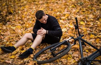 rodilla y pedalear ciclismo