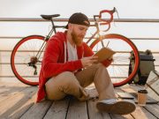 Lectura y ciclismo. Foto: FreePik