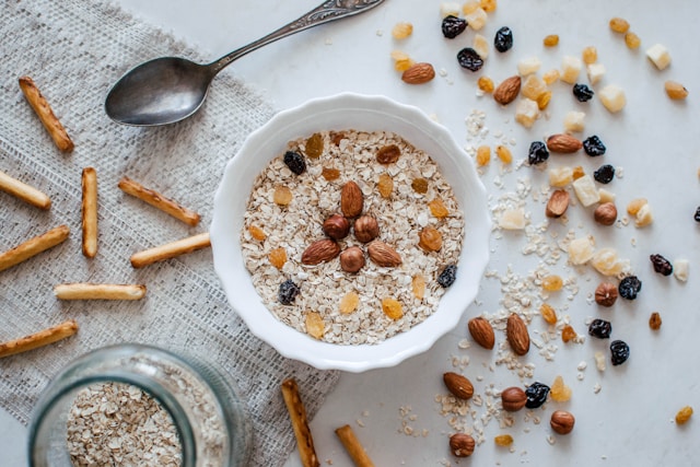 La avena se puede complementar con fruta o frutos secos. Foto: Unsplah