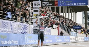 Mathieu van der Poel en meta. Foto: Paris Roubaix