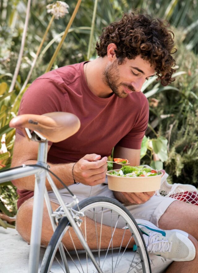 Viajar en bicicleta.