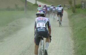 Pinchazo de Roglic en un tramo del sterrato.