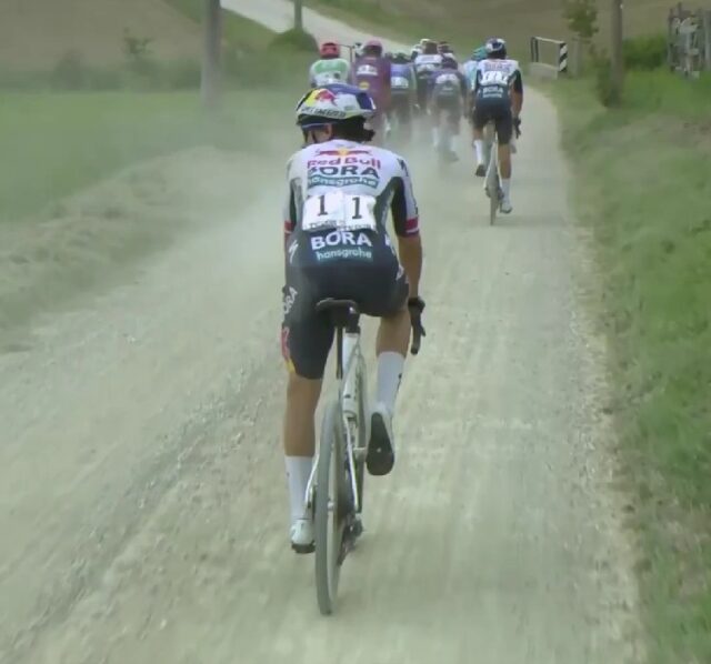 Pinchazo de Roglic en un tramo del sterrato.