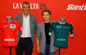 Javier Guillén, director de La Vuelta, y Monica Santini, CEO de Santini Cycling, durante la presentación de los maillots. Foto: La Vuelta