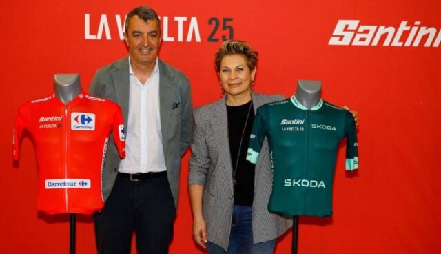 Javier Guillén, director de La Vuelta, y Monica Santini, CEO de Santini Cycling, durante la presentación de los maillots. Foto: La Vuelta Javier Guillén, director de La Vuelta, y Monica Santini, CEO de Santini Cycling, durante la presentación de los maillots. Foto: La Vuelta
